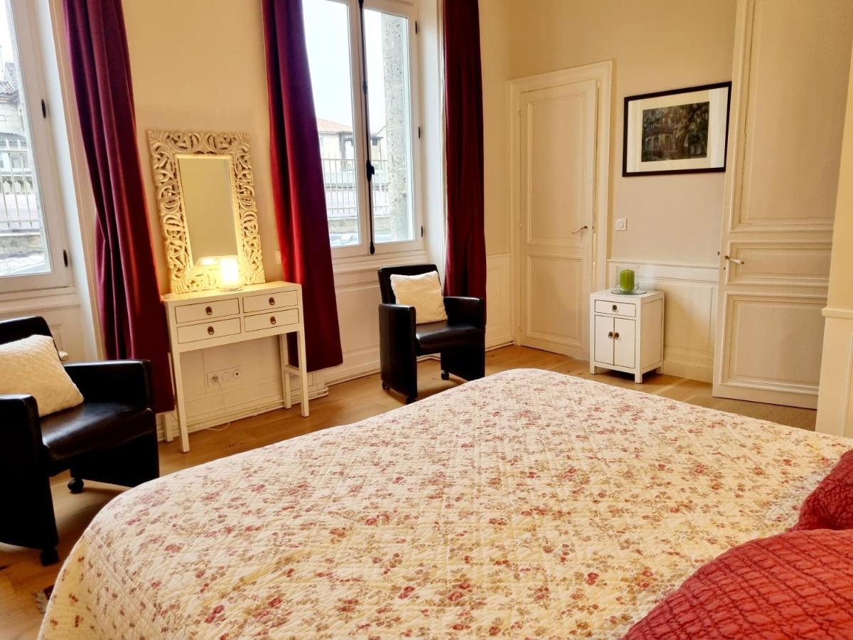 אנגולם Face A L'Hotel De Ville Grand Et Lumineux Appartement מראה חיצוני תמונה