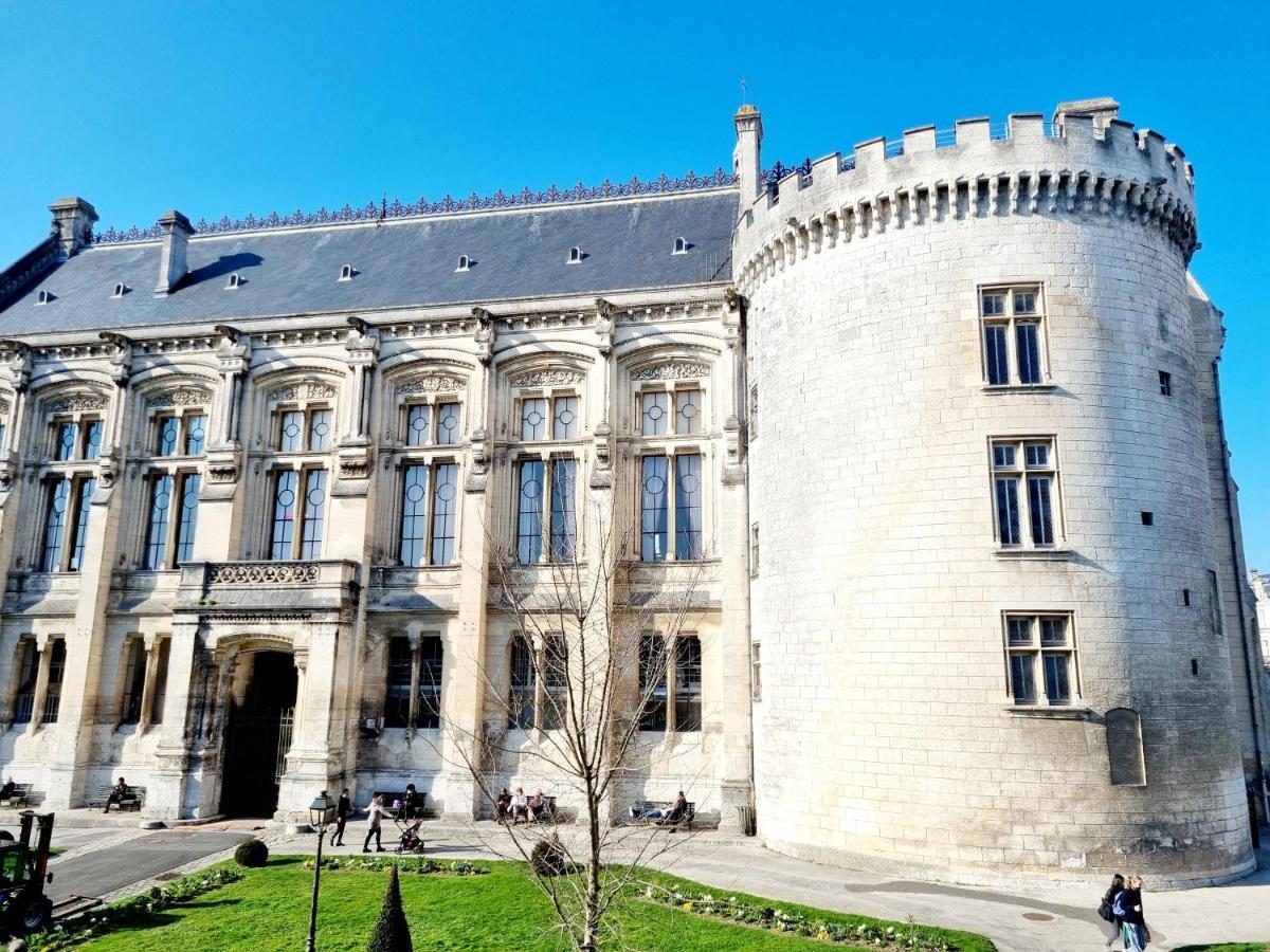 אנגולם Face A L'Hotel De Ville Grand Et Lumineux Appartement מראה חיצוני תמונה